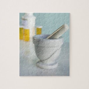 Mortar en pestle, pil flessen op achtergrond legpuzzel