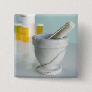 Mortar en pestle, pil flessen op achtergrond vierkante button 5,1 cm