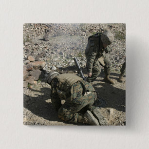 Mortarmen bedekken hun oren en doen hun ogen afzie vierkante button 5,1 cm