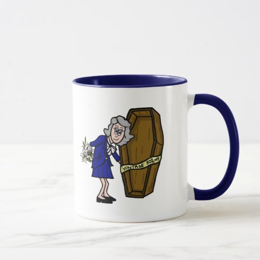 Morticienne plus âgée avec Mug de café (Droite)