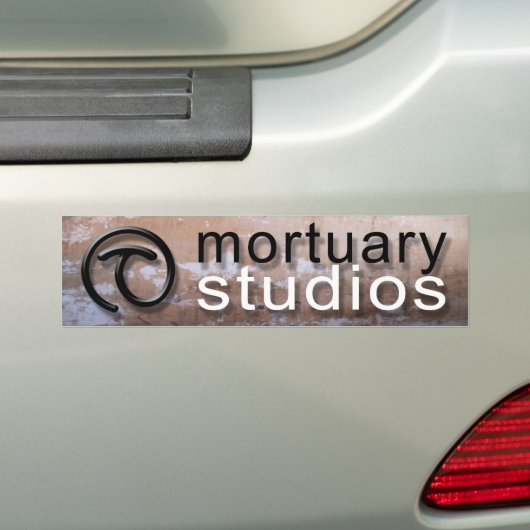Mortuary Studios bumper sticker (Op auto)