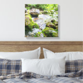 Mosachtige Bergstroom – Onbevlekte Rivier in het B Canvas Afdruk (Insitu (Slaapkamer))