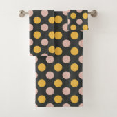 Mosterdgeel en roze Polka Dot Pattern Bad Handdoek (Insitu)