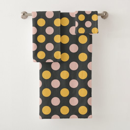 Mosterdgeel en roze Polka Dot Pattern Bad Handdoek (Insitu)