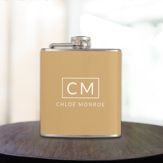 Mosterdgeel minimalistisch modern monogram naam heupfles