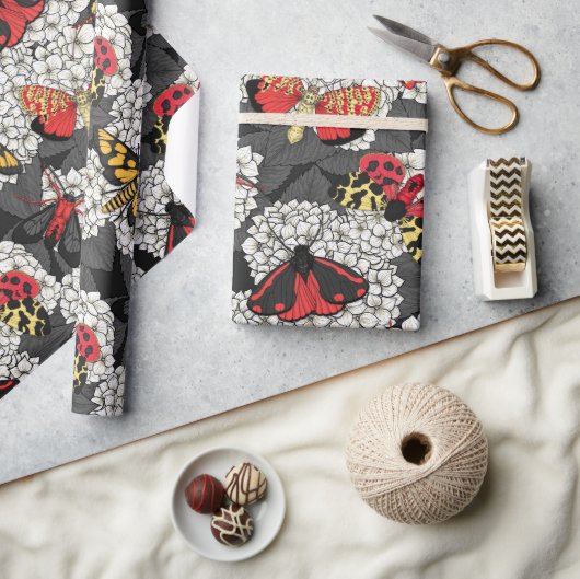 Moten op witte hydrangea cadeaupapier (Crafts)