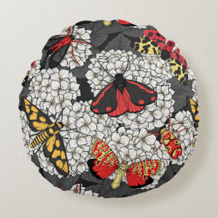 Moten op witte hydrangea rond kussen