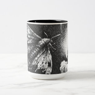 Moth to the Flame — door BurnsInHell Tweekleurige Koffiemok