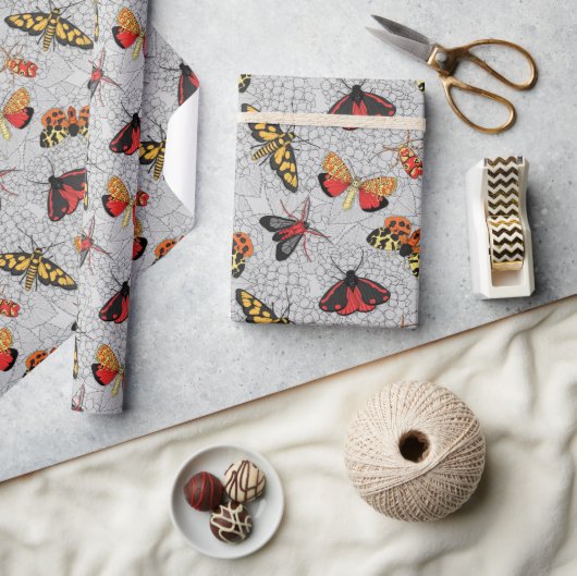 Moths on hydrangea cadeaupapier (Crafts)