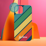 Motif à bande rétro arc-en-ciel - Nom du script<br><div class="desc">Un design rayé coloré et rétro avec un arrière - plan bleu foncé. Les rayures sont rouge, orange, jaune, vert et bleu clair. Ajoutez votre nom ou votre monogramme pour en faire un coque personnel qui se démarquera parmi vos amis. Le nom est un script tendance dans une grande taille...</div>