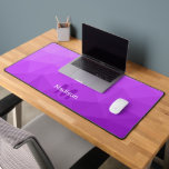 Motif à maille géométrique lavande violette<br><div class="desc">Monogramme Personnalisez avec votre initiale et votre nom personnalisés. Tapis de bureau cool unique pour son bureau, sa chambre, son travail, sa salle de jeux.. Motif géométrique à maille de lavande mauve dégradé. Design moderne subtil Elégant et cool Triangle dégradé de maillage géométrique.</div>