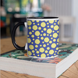 Motif à pois jaunes sur mug bleu