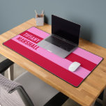 Motif à rayures rose et rouge Personnalisé<br><div class="desc">Ajoutez une touche audacieuse et élégante à votre espace de travail avec le Motif de bureau personnalisé Pink and Red Stripes. Doté d'un design rayé dynamique, ce tapis offre une surface lisse pour votre clavier et votre souris tout en améliorant la configuration de votre bureau. Customisez-le avec un nom pour...</div>