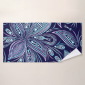 Motif bleu pointillé avec cachemire et perles. Nom (Serviette de bain)