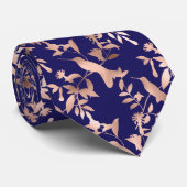 Motif colibri en or rose sur cravate bleue formell (Roulé)