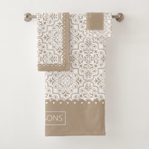 Motif damassé blanc taupe pâle, bordures de pétonc