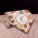 Motif d'automne Cravate Monogramme<br><div class="desc">Un cravate avec un Motif d'automne incluant des feuilles d'érable,  de hêtre,  de chêne et de noisette,  de champignon,  de glacier,  de citrouille,  de châtaignes et de noix aux couleurs de l'automne et une lettre Monogramme. Un beau cadeau pour un homme qui aime la nature et la forêt.</div>