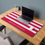 Motif de bandes rouge et blanche Personnalisé<br><div class="desc">Ajoutez une touche audacieuse et classique à votre espace de travail avec le Motif personnalisé Red and White Stripes. Avec une combinaison frappante de rayures rouges vives et blanches, ce tapis offre une surface lisse pour votre clavier et votre souris tout en améliorant votre bureau avec un design intemporel. Customisez-le...</div>