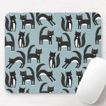 Motif de chat bleu<br><div class="desc">Chats tuxedo noirs et blancs mignons qui vaquent à leurs affaires. Un motif amusant sur un arrière - plan turquoise moyen, parfait pour les amateurs d'animaux et d'animaux de compagnie. Les chats adorent une souris. Art original de Nic Squirrell.</div>