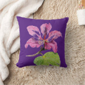 Motif de design floral sur coussin de jet (Couverture)