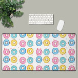 Motif de donut<br><div class="desc">Ce tapis de bureau amusant est décoré d'un beignet motif de beignets rose,  bleu,  turquoise et jaune sur un arrière - plan coloré arrosé. Parfait pour votre amant préféré des beignes ! Oignons d'aquarelle d'origine © Michele Davies.</div>