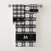 Motif de fleurs abstraites sur monogramme noir et (En situation)