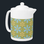 Motif de fleurs bleues et jaunes Abstraites rétros<br><div class="desc">Mignonne comme un bouton est ce qui vient à l'esprit quand vous regardez cette douce rétro fleurs abstraites bleues et jaunes sur un arrière - plan vert répétant motif. Oh si doux et super adorable aussi. Ce motif floral abstrait classique se traduit parfaitement à la fois par des objets de...</div>