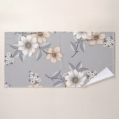 motif de fleurs grises et blanches sur fond gris (Serviette de bain)