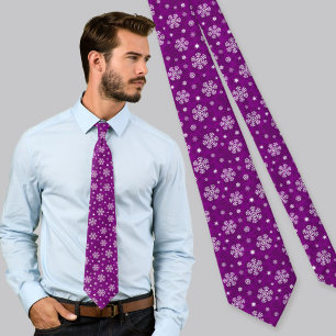 Motif de flocons de neige sur cravate violette