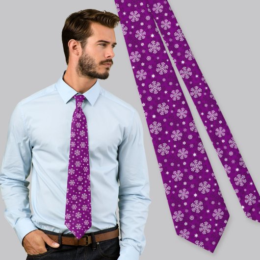 Motif de flocons de neige sur cravate violette