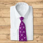 Motif de flocons de neige sur cravate violette
