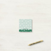 Motif de flocons de neige sur des Post-it vert cad (Sur un bureau)