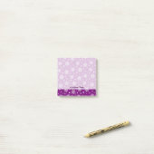 Motif de flocons de neige sur des Post-it violets (Sur un bureau)