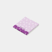 Motif de flocons de neige sur des Post-it violets (Incliné)