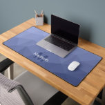 Motif de maillage géométrique dégradé gris bleu<br><div class="desc">Monogramme Personnalisez avec votre initiale et votre nom personnalisés. Tapis de bureau cool unique pour son bureau,  sa chambre,  son travail,  sa grotte,  sa salle de jeux.. Motif de maillage géométrique gris bleu. Design moderne subtil Elégant et cool Triangle dégradé de maillage géométrique.</div>