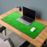 Motif de maillage géométrique dégradé vert clair<br><div class="desc">Tapis de bureau cool unique pour son bureau,  sa chambre,  son travail,  sa grotte,  sa salle de jeux.. Motif de maillage géométrique dégradé vert clair. Maille géométrique triangulaire avec dégradé sombre.</div>