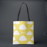 Motif de nuages blancs Sac fourre-tout jaune perso<br><div class="desc">Sac fourre-tout gris personnalisé Motif de nuages blancs. Sur tout le sac fourre-tout imprimé,  mignon et fantaisiste arboraient des nuages blancs sur arrière - plan jaune. Ce sac fourre-tout peut être personnalisé,  parfait comme un baby shower de sacs de faveur ou comme un cadeau.</div>