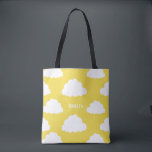 Motif de nuages blancs Sac fourre-tout jaune perso<br><div class="desc">Sac fourre-tout gris personnalisé Motif de nuages blancs. Sur tout le sac fourre-tout imprimé,  mignon et fantaisiste arboraient des nuages blancs sur arrière - plan jaune. Ce sac fourre-tout peut être personnalisé,  parfait comme un baby shower de sacs de faveur ou comme un cadeau.</div>