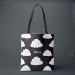 Motif de nuages blancs Sac fourre-tout noir person<br><div class="desc">Sac fourre-tout noir personnalisé Motif de nuages blancs. Sur tout le sac fourre-tout imprimé,  mignon et fantaisiste,  il y avait des nuages blancs sur l'arrière - plan noir. Ce sac fourre-tout peut être personnalisé,  parfait comme un baby shower de sacs de faveur ou comme un cadeau.</div>