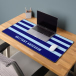Motif des rayures bleu marine et bleu ciel profond<br><div class="desc">Améliorez votre espace de travail grâce au Motif de bureau Deep Navy Blue & Sky Blue Stripes Mat. Doté d'un design rayé audacieux, bleu marine et bleu ciel, ce tapis de bureau offre une surface lisse pour votre clavier et votre souris tout en ajoutant une touche moderne et élégante à...</div>