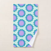 Motif Fleur rétro mignonne en Mint et violet (Serviette à main)