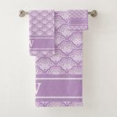 Motif floral abstrait violet avec initiale de mono (En situation)