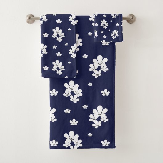 Motif floral bleu marine minime fleur blanche (En situation)
