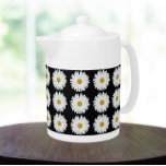 Motif floral marguerrier blanc sur noir<br><div class="desc">Théière en céramique blanche avec couvercle qui présente l'image d'une jolie fleur blanche Daisy sur un arrière - plan noir et imprimé dans un motif extensible. Un joli design floral !</div>