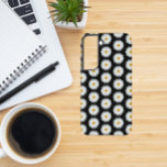 Motif floral marguerrier blanc sur noir<br><div class="desc">Protégez votre téléphone Samsung Galaxy S22 avec ce boîtier de téléphone branché qui comprend l'image photo d'une jolie fleur blanche Daisy sur un arrière - plan noir et imprimé dans un motif extensible. Un design floral et amusant ! Sélectionnez votre style de téléphone. REMARQUE : Vous devrez peut-être modifier et...</div>