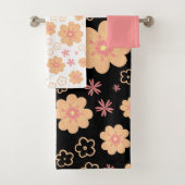 Motif floral tendance et serviettes douces rose pâ (En situation)