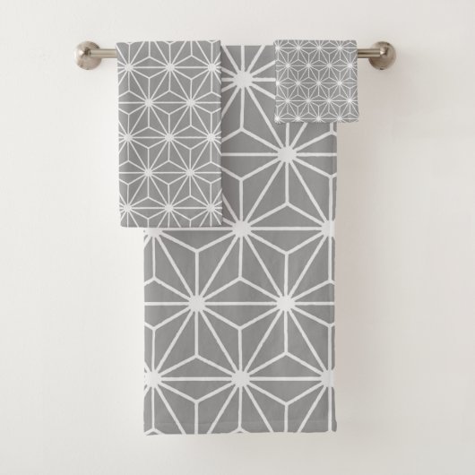 Motif géométrique de triangle isocèle d'étain (En situation)
