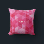 Motif géométrique rose Coussin<br><div class="desc">Coussin personnalisable avec un dégradé d'un motif triangles géométriques rose. Ce coussin monogramme moderne sera un parfait accent pour toutes les chambres.</div>