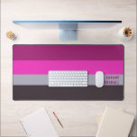 Motif gris rose et gris foncé pourpre rayures<br><div class="desc">Améliorez votre espace de travail avec le Motif de bureau Mat à rayures violettes rose, gris et foncé. Doté d'un design rayé élégant, ce tapis ajoute une touche moderne et sophistiquée tout en offrant une surface lisse pour votre clavier et votre souris. Parfait pour les bureaux à domicile, les installations...</div>