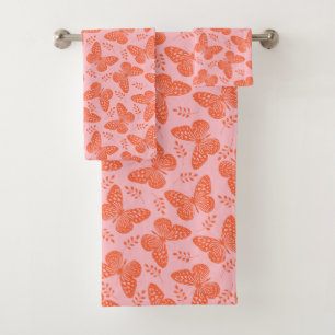 Motif papillon orange sur arrière - plan rose
